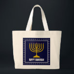 Bolso De Tela Gigante HANUKKAH Star David Menorah Personalizado AZUL OSC<br><div class="desc">Bolsa de tetas elegante con menorah de color dorado y Estrella de David de color plateado sobre un fondo OSCURO AZUL. El saludo FELIZ HANUKKAH es personalizable para que puedas agregar tu nombre o cambiar el saludo. En la colección HANUKKAH by Berean Designs también hay otros artículos a juego, por...</div>