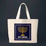 Bolso De Tela Gigante HANUKKAH Star David Menorah Personalizado AZUL OSC<br><div class="desc">Bolsa de tetas elegante con menorah de color dorado y Estrella de David de color plateado sobre un fondo OSCURO AZUL. El saludo FELIZ HANUKKAH es personalizable para que puedas agregar tu nombre o cambiar el saludo. En la colección HANUKKAH by Berean Designs también hay otros artículos a juego, por...</div>