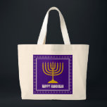 Bolso De Tela Gigante HANUKKAH Star David Menorah Púrpura Personalizado<br><div class="desc">Bolsa de tetas de diseño con menorah de color dorado y Estrella de David de color plateado sobre un fondo real y rico PURPLE. El saludo FELIZ HANUKKAH es personalizable para que puedas agregar tu nombre o cambiar el saludo. En la colección HANUKKAH by Berean Designs también hay otros artículos...</div>