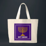 Bolso De Tela Gigante HANUKKAH Star David Menorah Púrpura Personalizado<br><div class="desc">Bolsa de tetas de diseño con menorah de color dorado y Estrella de David de color plateado sobre un fondo real y rico PURPLE. El saludo FELIZ HANUKKAH es personalizable para que puedas agregar tu nombre o cambiar el saludo. En la colección HANUKKAH by Berean Designs también hay otros artículos...</div>