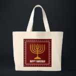 Bolso De Tela Gigante HANUKKAH Star David Menorah WINE personalizado RED<br><div class="desc">Bolsa de tetas de diseño con menorah de color dorado y Star of David de color plateado sobre fondo BURGUNDY WINE RED. El saludo FELIZ HANUKKAH es personalizable para que puedas agregar tu nombre o cambiar el saludo. En la colección HANUKKAH by Berean Designs también hay otros artículos a juego,...</div>