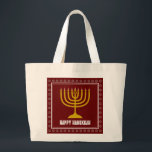 Bolso De Tela Gigante HANUKKAH Star David Menorah WINE personalizado RED<br><div class="desc">Bolsa de tetas de diseño con menorah de color dorado y Star of David de color plateado sobre fondo BURGUNDY WINE RED. El saludo FELIZ HANUKKAH es personalizable para que puedas agregar tu nombre o cambiar el saludo. En la colección HANUKKAH by Berean Designs también hay otros artículos a juego,...</div>