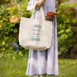 Bolso De Tela Gigante Madre de la novia floral azul personalizada<br><div class="desc">Celebre la madre de la novia con este elegante y elegante regalo con suaves detalles florales de acuarela y delicadas flores azules. Diseñado con un elegante guión de caligrafía y un diseño limpio y minimalista, este reposado es perfecto para honrar su papel en la fiesta nupcial. Un regalo de moda...</div>