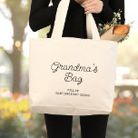 Bolso De Tela Gigante Minimalista tipografía divertida de la abuela mode<br><div class="desc">Esta gran y moderna bolsa de la abuela es un accesorio elegante y funcional que combina lo mejor de ambos mundos: tipografía divertida y lúdica con un diseño minimalista que la hace versátil y fácil de usar con cualquier conjunto y añade un toque de sofisticación y elegancia al conjunto. El...</div>