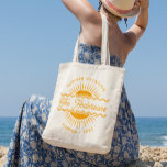 Bolso De Tela Gigante Naranja moderno Sunny Summer Family Name Vacation<br><div class="desc">Agradables vacaciones familiares en verano con bolsos de té para llevar sus necesidades de vacaciones a sus vacaciones de verano, vacaciones en la playa o viaje de parque temático! Este diseño presenta un moderno logo con temática veraniega, nombre de familia personalizado y texto personalizado en la parte superior e inferior...</div>