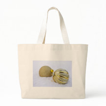 Navidades de oro pelotean ornamentos en la nieve