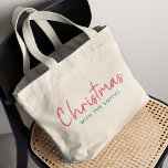 Bolso De Tela Gigante Navidades familiares | Nombre de la familia Minima<br><div class="desc">Sencillos y elegantes "Navidades con ()" citan la bolsa de la letra en la moderna tipografía minimalista en rojo festivo y verde. El diseño puede ser fácilmente personalizado con su(s) nombre(s) familiar(s),  año(s) o propio saludo especial para las super-cuadas vibraciones de vacaciones!</div>