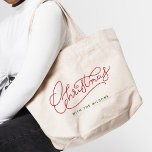 Bolso De Tela Gigante Nombre de familia de Navidades de escritura modern<br><div class="desc">Diseño moderno y minimalista de caligrafía para Navidades con su nombre familiar. Sencillo pero clásico,  elegante en rojo y verde,  este bonito tote es perfecto para la celebración de la fiesta. Pase las vacaciones en nuestros totes personalizados con escritura moderna. ¡Es temporada de alegría elegante! 🛍️ 🎄 #ChristmasStyle #FamilyFun</div>
