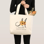 Bolso De Tela Gigante Nombre de guión inicial negro Floral Bridesmaid Gr<br><div class="desc">Una exuberante girasoles dorados acuarela florida dama de honor bolsa de tote con un guión negro inicial y una carta adornada con girasoles Vibrante moderno y elegante. No quite los cuadros de ninguno de los lados del tipo de letra del nombre. Simplemente escriba el nombre entre los cuadros. Se añaden...</div>