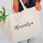 Bolso De Tela Gigante Nombre de guión personalizado de la dama de honor<br><div class="desc">¡Regale un tote personalizado a cada miembro de su fiesta nupcial para llevar lo esencial del día de la boda! El diseño sencillo incluye el nombre de cada dama de honor en letras cursivas negras.</div>