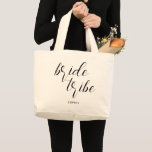 Bolso De Tela Gigante Nombre de la dama de honor de la tribu de la novia<br><div class="desc">Sorprenda a sus damas de honor con regalos personalizados de fiesta nupcial y utilice esta bolsa de té para juntar todo. Esta elegante bolsa de tetas moderna y minimalista incluye "tribu de novias" en un guión moderno de estilo caligráfico. Personalice el nombre en la parte delantera del tote de la...</div>