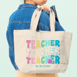Bolso De Tela Gigante Nombre personalizado del profesor de colores del a<br><div class="desc">Maestros Colores de arcoiris modernos Nombre personalizado Tote Bag incluye el texto "Profesor" en la tipografía moderna de escritura de escritura de repetición de color arcoiris con su nombre personalizado personalizado a continuación. Perfecto para tu profesor favorito para apreciar al profesor, cumpleaños, Navidades, vacaciones y más. Diseñado por Evco Studio...</div>