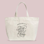 Bolso De Tela Gigante Nombre personalizado Sleepover guión moderno Coraz<br><div class="desc">Este moderno bolso de tote con un minimalista diseño de caligrafía de guión de moda casual leyendo SLEEPOVER BAG así como tu nombre personalizado, cuenta con líneas limpias para crear un aspecto elegante y sofisticado. El estilo sobrio, con una bonita estampada dorada en los detalles del corazón, aporta un toque...</div>