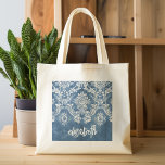 Bolso De Tela Gigante Patrón y nombre de damasco azul de zafiro<br><div class="desc">Un patrón vintage con un diseño de pizarra y encaje. Eche un vistazo a las flores y hojas.Un diseño moderno con colores y elegancia en tonos de joyas. Los elementos son más fáciles de personalizar cuando se reemplazan primero todo el texto y las fotos. Si su arte todavía necesita ser...</div>
