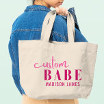 Bolso De Tela Gigante Personalizado Babe Gracioso Diciendo Nombre Person<br><div class="desc">La personalizado Babe Funny Saying Personalized Name Tote Bags presenta un diseño sencillo con el texto "babe personalizado" en la tipografía moderna de escritura de caligrafía rosa y personalizado con tu nombre. Perfecto para un regalo divertido para mamá, mejores amigos, novia, para cumpleaños, Navidades, vacaciones, Día de la Madre y...</div>