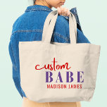 Bolso De Tela Gigante Personalizado Babe Gracioso Diciendo Nombre Person<br><div class="desc">La personalizado Babe Funny Saying Personalized Name Tote Bags presenta un diseño sencillo con el texto "babe personalizado" en la tipografía moderna de escritura de caligrafía roja y violeta y personalizado con tu nombre. Perfecto para un regalo divertido para mamá, mejores amigos, novia, para cumpleaños, Navidades, vacaciones, Día de la...</div>