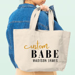 Bolso De Tela Gigante Personalizado Babe Gracioso Diciendo Nombre Person<br><div class="desc">La personalizado Babe Funny Saying Personalized Name Tote Bags presenta un diseño sencillo con el texto "babe personalizado" en la tipografía moderna de escritura de caligrafía en negro y oro y personalizado con tu nombre. Perfecto para un regalo divertido para mamá, mejores amigos, novia, para cumpleaños, Navidades, vacaciones, Día de...</div>
