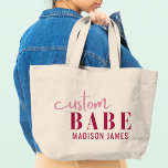 Bolso De Tela Gigante Personalizado Babe Gracioso Diciendo Nombre Person<br><div class="desc">La personalizado Babe Funny Saying Personalized Name Tote Bags presenta un diseño sencillo con el texto "babe personalizado" en la tipografía moderna de escritura de caligrafía rosa y personalizado con tu nombre. Perfecto para un regalo divertido para mamá, mejores amigos, novia, para cumpleaños, Navidades, vacaciones, Día de la Madre y...</div>