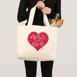 Bolso De Tela Gigante Rosa de corazón rojo y escritura madre de la novia<br><div class="desc">Cute La madre personalizada de la bolsa de la novia tiene forma de corazón rojo rosa,  escritura moderna y nombre personalizado,  grandes regalos de fiesta de boda.</div>