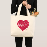 Bolso De Tela Gigante Rosa de corazón rojo y escritura novia personaliza<br><div class="desc">Cute Personalized Bride bolsa de tocador para que la novia tenga forma de corazón rojo rosa editable en color,  escritura moderna y anillo de diamantes,  con nombre personalizado,  grandes regalos de ducha de novia para guardar todos los elementos esenciales para el día de la boda.</div>