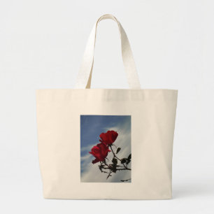 Bolso De Tela Gigante Roses rojos contra un brillante cielo azul