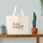Bolso De Tela Gigante Sé la luz | Mateo 5:14 Biblia versus cristiano<br><div class="desc">Sencilla y elegante escritura cristiana cita el arte en la bolsa con verso biblial "Be the Light - Matthew 5:14" en la moderna tipografía minimalista de negro. Este diseño moderno y moderno es la declaración perfecta de regalo y moda. | #cristiana #religión #Escrituras #fe #Bible #jesus #bethelight</div>
