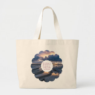 Bolso De Tela Gigante Serene Dusk en una playa