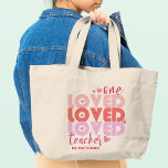 Bolso De Tela Gigante Un profesor de amor Rosa Nombre personalizado mode<br><div class="desc">El nombre personalizado rosado moderno de un profesor de amor incluye el texto "un profesor querido" en la tipografía moderna de escritura rosa acentuada con corazones de amor y personalizada con tu nombre personalizado. Perfecto para tu profesor favorito para apreciar al profesor, cumpleaños, Navidades, vacaciones y más. Diseñado por Evco...</div>