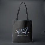 Bolso De Tela Girly Denim Blue Elegant Script Name Monograma<br><div class="desc">Personaliza tu hermosa bolsa de tote negra monocromática de moda! El texto siguiente puede ser personalizado a su frase preferida o incluso a su nombre completo; también puede eliminarlo si lo prefiere. Si necesita ayuda,  por favor háganoslo saber en belytaliarecipes@gmail.com,  y nos complacerá asistirle. © Belytalia 2022</div>