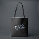 Bolso De Tela Girly Denim Blue Elegant Script Name Monograma<br><div class="desc">Personaliza tu hermosa bolsa de tote negra monocromática de moda! El texto siguiente puede ser personalizado a su frase preferida o incluso a su nombre completo; también puede eliminarlo si lo prefiere. Si necesita ayuda,  por favor háganoslo saber en belytaliarecipes@gmail.com,  y nos complacerá asistirle. © Belytalia 2022</div>