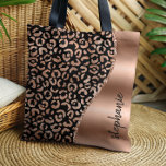 Bolso De Tela Glam Leopard Spots Rosa Gold Black Metallic Name<br><div class="desc">Este diseño presenta un patrón de manchas de leopardo dorado rosa de moda en un fondo negro a la izquierda, y una imagen de Relieve metalizado falso de oro rosa a la derecha en forma de ola bordeada de purpurina falso de oro rosa. Personalízalo con tu nombre o monograma en...</div>
