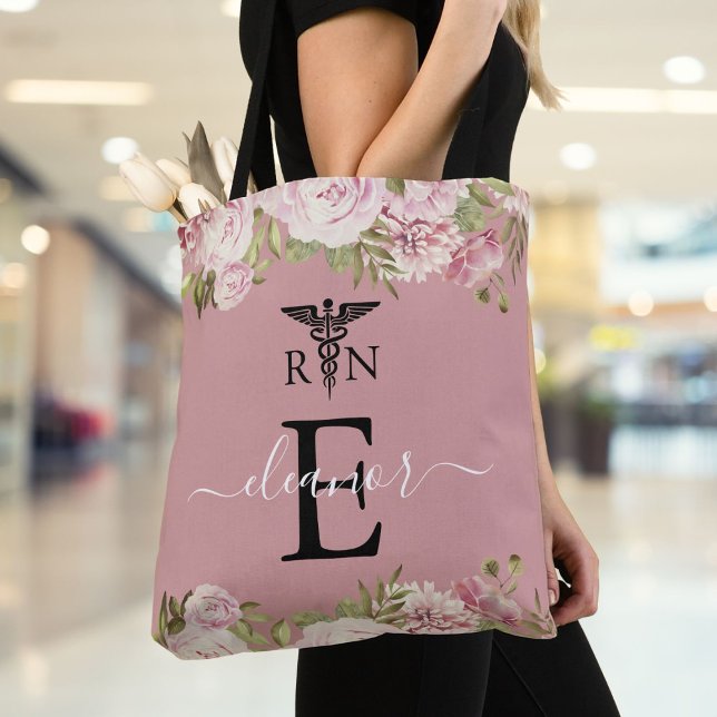 Bolso De Tela Graduación de Enfermera Registrada con Flores Rosa (Monogram Blush Floral Registered Nurse Graduation Tote Bag)