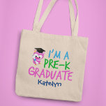 Bolso De Tela Graduación de Personalizado de Lechuza Rosada Grad<br><div class="desc">Una genial graduación prescolar personalizada para una niña que se graduó de Pre-K y se trasladó a kindergarten. Presenta un lindo búho rosa que lleva un gorro de graduación y un pergamino junto a un divertido tipo de letra en azul bonito,  verde y rosa.</div>