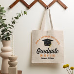 Bolso De Tela Graduación personalizada 2023 de graduado negro na<br><div class="desc">Esta moderna bolsa de tote para naranjas y personalizados negros presenta su nombre de instituto o universidad para la clase de 2023. Personalizar con tu año de graduación bajo el guión manuscrito de la moda y gorro negro para un gran regalo personalizado de la fiesta de graduación.</div>