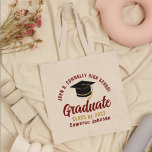 Bolso De Tela Graduado de oro maroon personalizado 2023<br><div class="desc">Esta moderna bolsa de tote para graduados de personalizado superior y de oro incluye tu nombre de instituto o universidad para la clase de 2023. Personalizar con tu año de graduación bajo el guión manuscrito de la moda y gorro negro para un gran regalo personalizado de la fiesta de graduación....</div>
