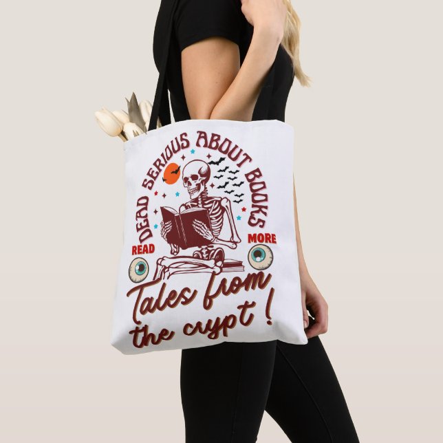 Bolso De Tela Grave Muerto Sobre Libros: Cuentos De La Cripta (Detalle)