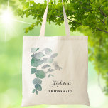 Bolso De Tela Greenery Eucalyptus Bridesmaid<br><div class="desc">Esta elegante bolsa de tote de la dama de honor está decorada con hojas de eucaliptos acuáticas en tonos suaves de verde. Personalizable fácil. Para seguir editando, utilice la Herramienta de diseño para cambiar el tipo de letra, el tamaño de la fuente o el color. Porque creamos nuestra obra de...</div>