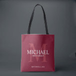 Bolso De Tela Groomsmen personalizado de la rojo borgoña<br><div class="desc">Añada un toque personal a su boda con una bolsa de tocador personalizada. Este bolso presenta el nombre personalizado del groomsman con título y fecha boda en blanco y monograma en rojo burdeos claro como fondo, en estilo clásico serif, con fondo rojo burdeos. También perfecto para el mejor hombre, padre...</div>