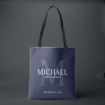 Bolso De Tela Groomsmen personalizados de la Marina Náutica Azul<br><div class="desc">Añada un toque personal a su boda con una bolsa de tocador personalizada. Este bolso presenta el nombre personalizado del groomsman con título y fecha boda en blanco y monograma en azul marino claro como fondo, en estilo serif clásico, sobre fondo azul marino. También perfecto para el mejor hombre, padre...</div>