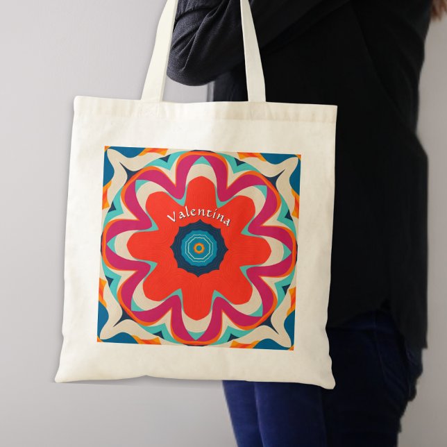 Bolso De Tela Groovy Boho Flor Colorida Personalizada (A groovy tote bag with vibrant abstract red flower design on both sides, personalized with a name)