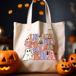 BOLSO DE TELA GROOVY HALLOWEEN EN MI ERA MAMÁS HABLADA<br><div class="desc">Esta graciosa bolsa muestra un groovy tipo de letra Halloween mostrando la frase 'EN MI ERA MAMÁ ESPOBLADA' en encantadores tonos pastel, crema, rosa y violeta. Decoración de Halloween intemporal que incluye calaveras, arañas, un gato negro y telarañas, esta bolsa es el accesorio perfecto para completar tu ropa de Halloween...</div>
