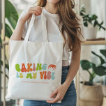 Bolso De Tela Groovy Retro Baking es mi apariencia, un panadero<br><div class="desc">Regale este tote de 'Baking Is My Vibe' al panadero en su vida. Es un gran regalo para aficionados y profesionales.</div>