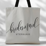Bolso De Tela Guión moderno de la dama de honor gris suave<br><div class="desc">Muestre su agradecimiento a su fiesta de novias con esta elegante y suave bolsa de tocador gris de la dama de honor. Con un guión moderno y un personalizable con el nombre de la dama de honor, este bolso de té es práctico y elegante. El suave color y el diseño...</div>