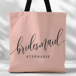 Bolso De Tela Guión moderno de la dama de honor rosa de coral su<br><div class="desc">Muestra tu agradecimiento a tu fiesta de novias con esta elegante bolsa de tetas rosa y suave de coral. Con un guión moderno y un personalizable con el nombre de la dama de honor, este bolso de té es práctico y elegante. El suave color y el diseño de moda hacen...</div>