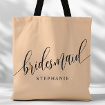 Bolso De Tela Guión moderno de la dama de honor suave<br><div class="desc">Muestre su agradecimiento a su fiesta de novias con esta elegante bolsa de tote de melocotón suave. Con un guión moderno y un personalizable con el nombre de la dama de honor, este bolso de té es práctico y elegante. El suave color y el diseño de moda hacen que sea...</div>