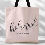 Bolso De Tela Guión moderno de Rubor Pink Bridesmaid<br><div class="desc">Muestre su agradecimiento a su fiesta de novias con esta elegante bolsa de tetas rosa y lustre. Con un guión moderno y un personalizable con el nombre de la dama de honor, este bolso de té es práctico y elegante. El suave color y el diseño de moda hacen que sea...</div>