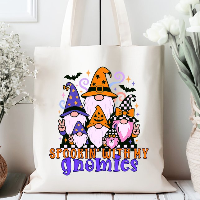 Bolso De Tela Hablando con mis genomas: Amigos retro de Hallowee (Get festive with spookin' with my gnomies — a Halloween friends design full of humor and charm.)