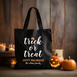 Bolso De Tela Halloween, Personalizado de escritura moderna, tru<br><div class="desc">Estas espeluznantes y lindas bolsas de tote/caramelos de Halloween presentan "Truco o Trato" en escritura blanca moderna con un acento de calabaza de naranja jack o'lantern y color de fondo negro.</div>