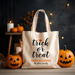 Bolso De Tela Halloween, Personalizado de escritura moderna, tru<br><div class="desc">Estas espeluznantes y lindas bolsas de tote/caramelos de Halloween presentan "Truco o Trato" en escritura negra moderna con un acento de calabaza naranja jack o'lantern. Personalice y solicite bolsas de correspondencia para su familia.</div>