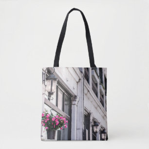 BOLSO DE TELA HANG PINK FLOWER EN EDIFICIO DE CONCRETO BLANCO AL